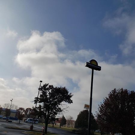 Days Inn & Suites By Wyndham Merrillville Exteriör bild