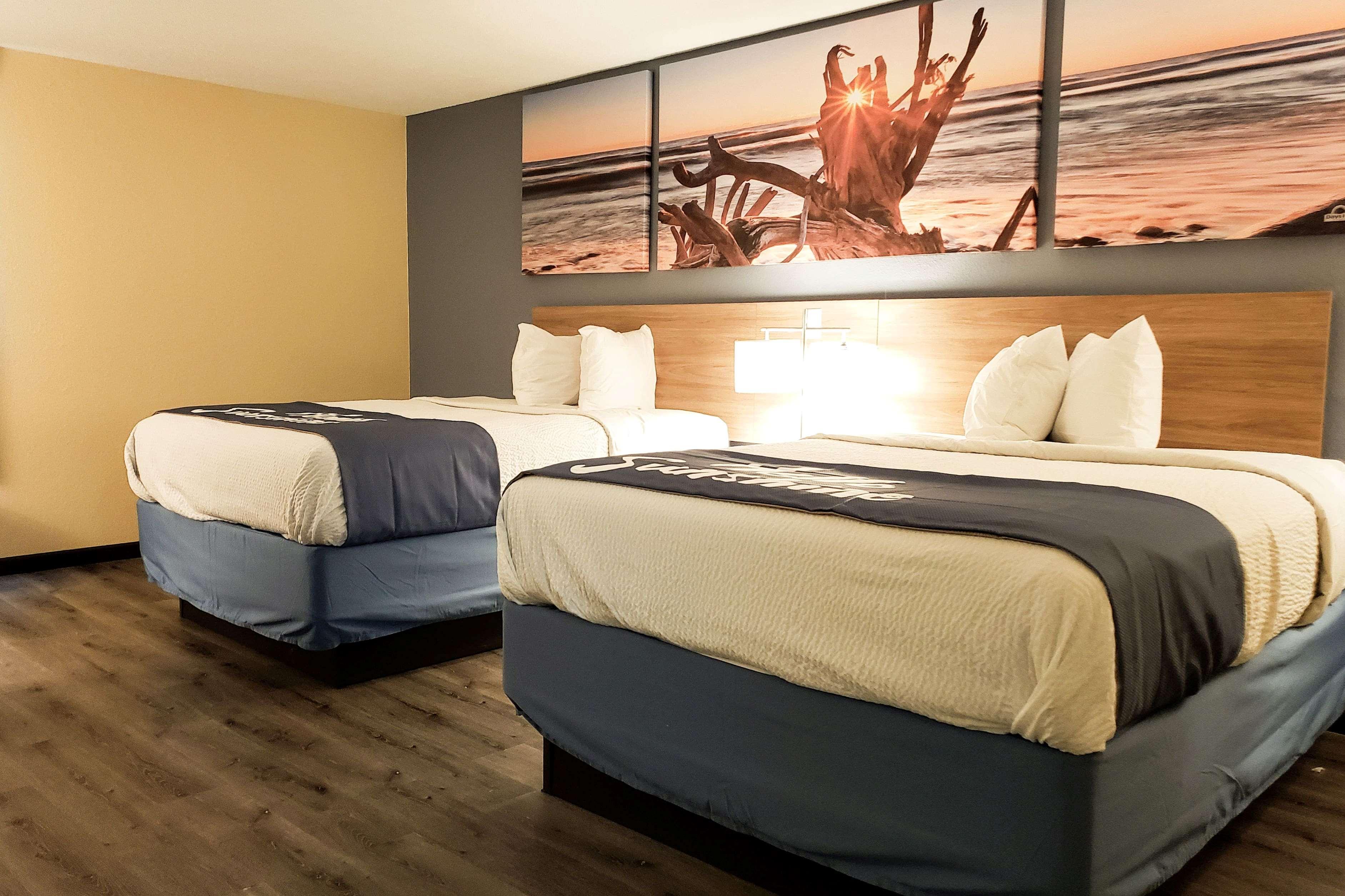 Days Inn & Suites By Wyndham Merrillville Exteriör bild