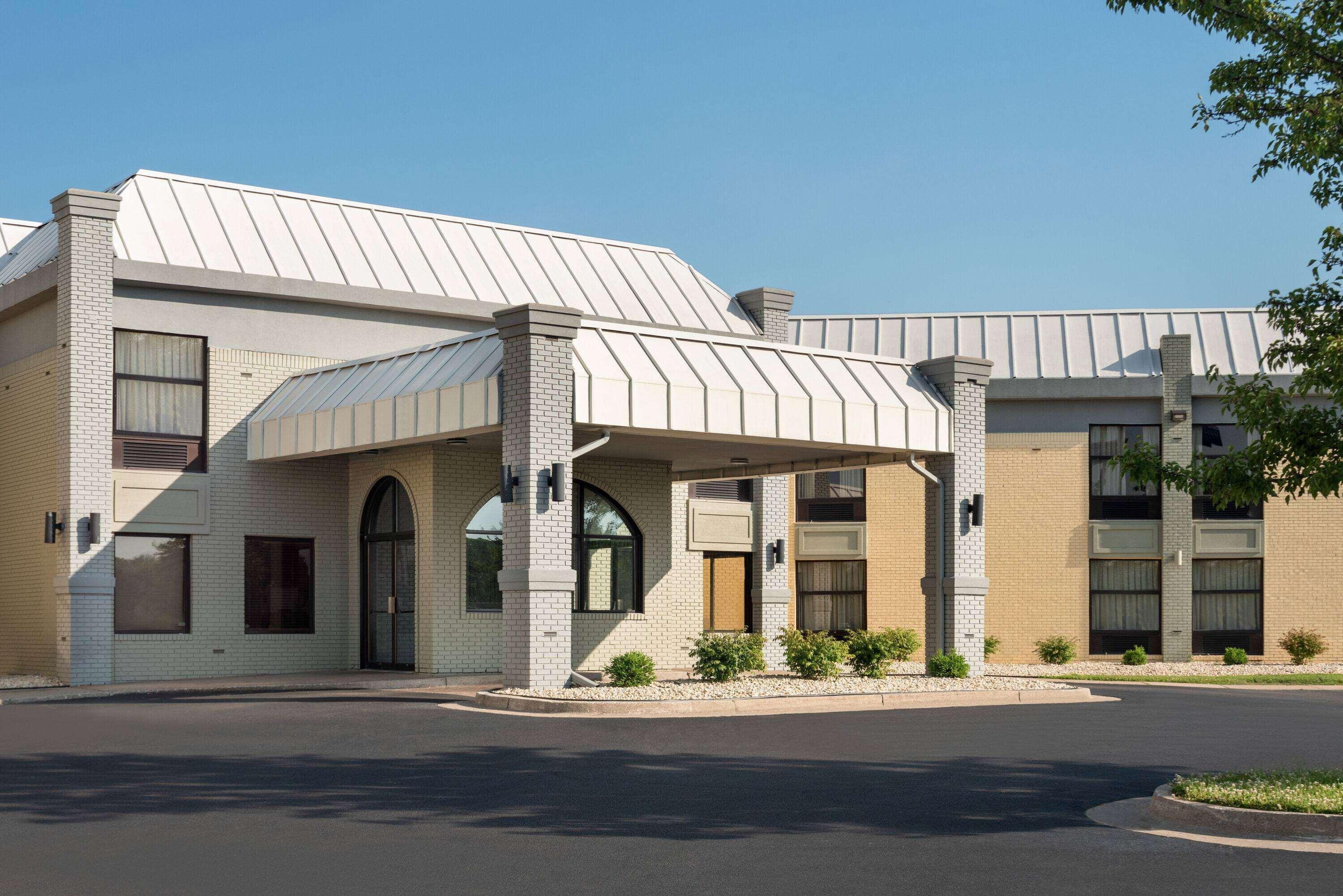 Days Inn & Suites By Wyndham Merrillville Exteriör bild