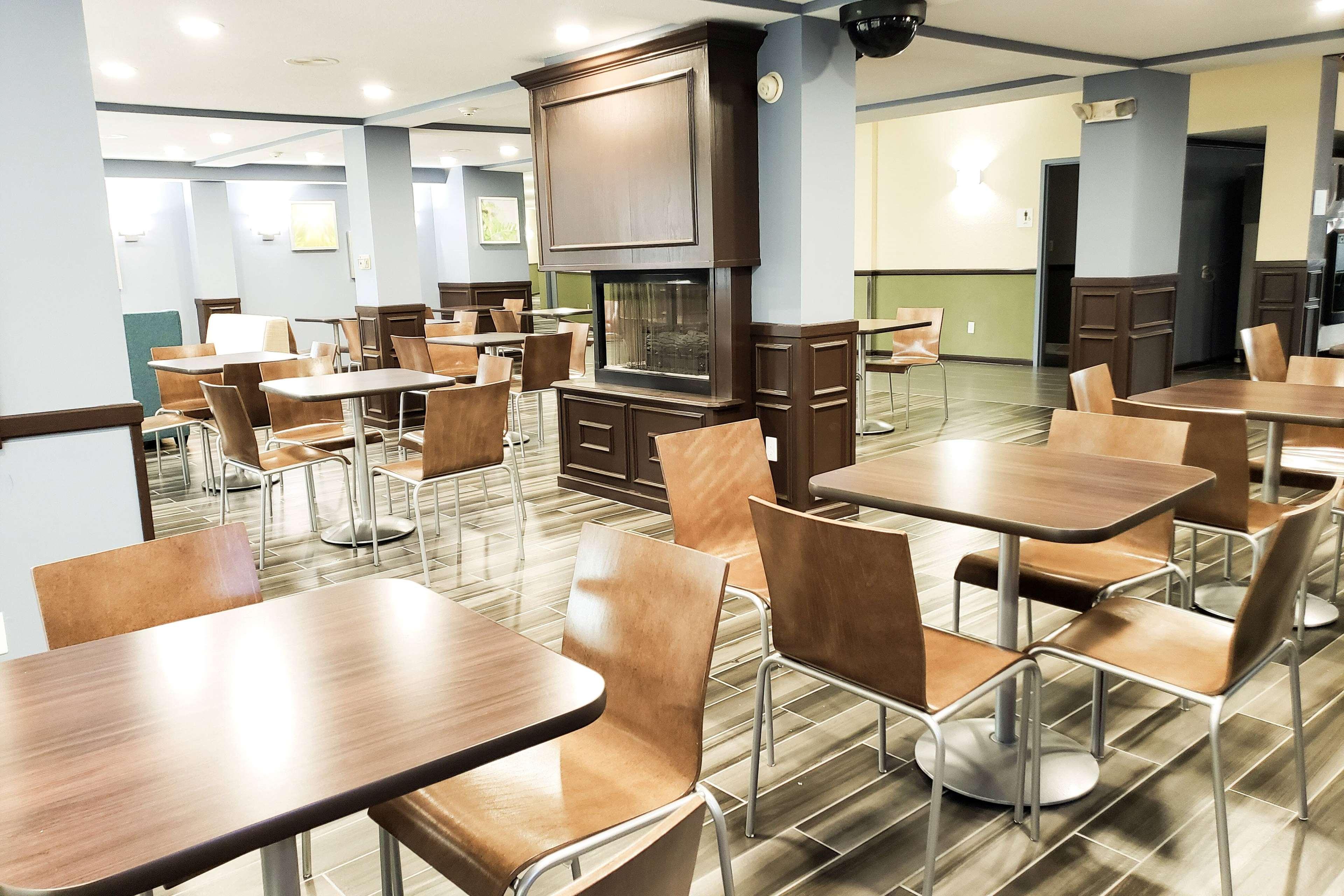Days Inn & Suites By Wyndham Merrillville Exteriör bild