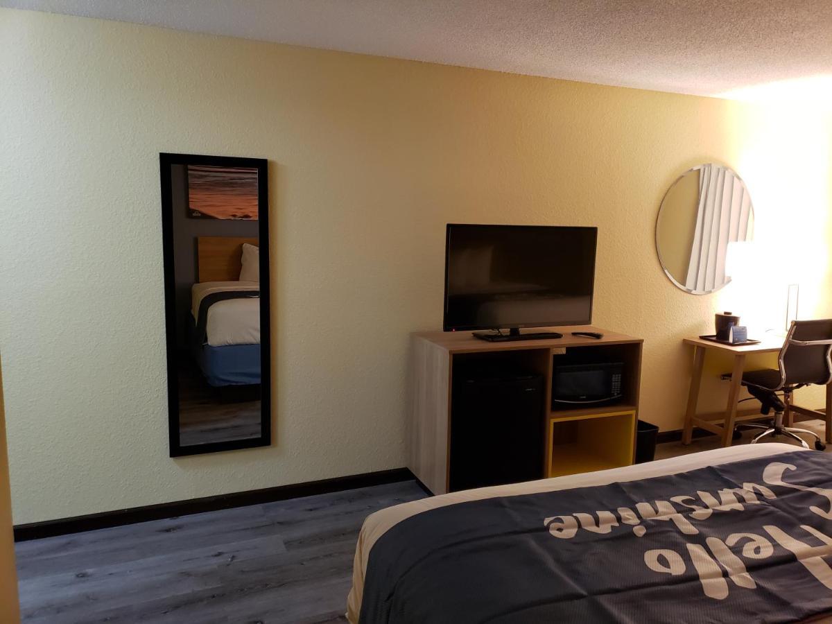Days Inn & Suites By Wyndham Merrillville Exteriör bild