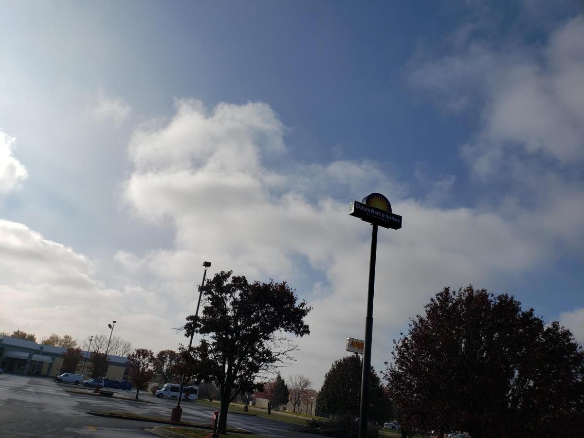 Days Inn & Suites By Wyndham Merrillville Exteriör bild