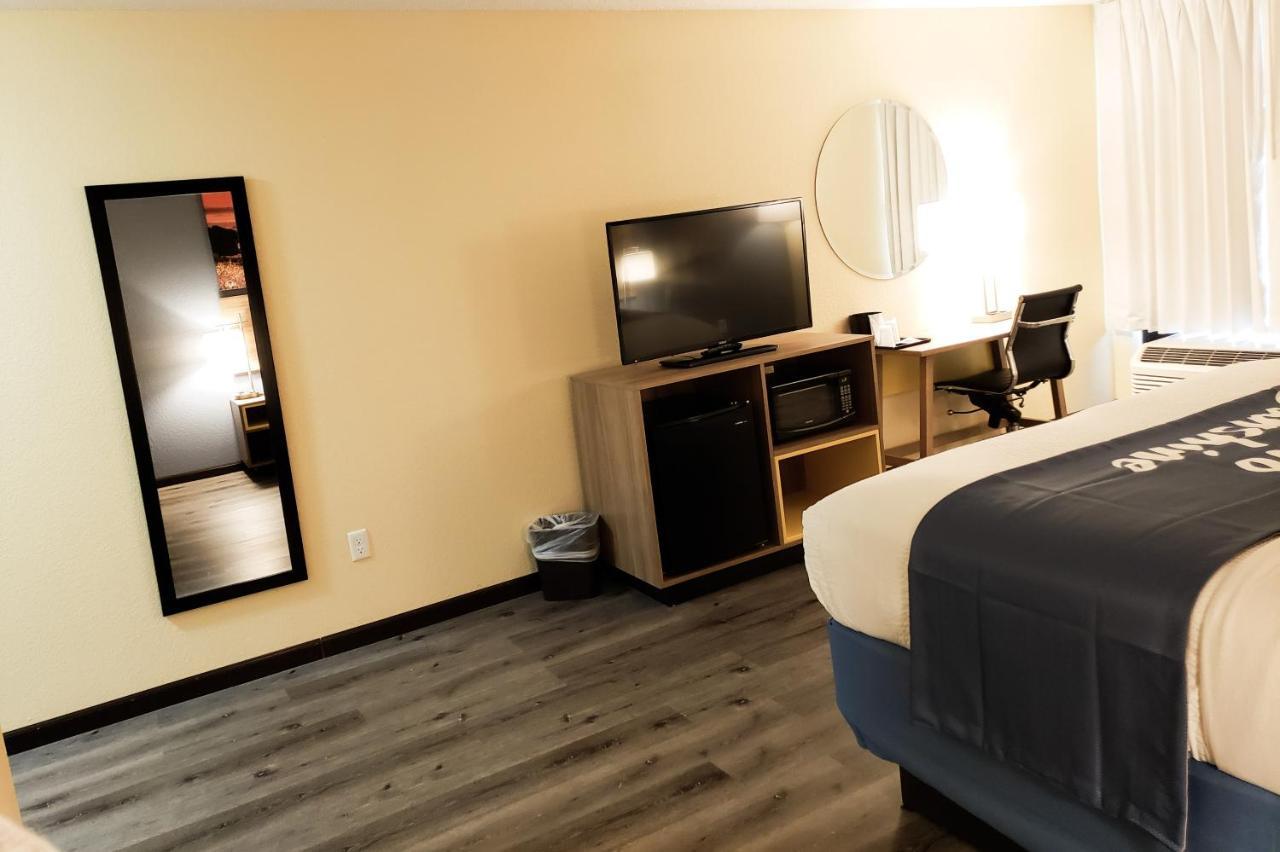 Days Inn & Suites By Wyndham Merrillville Exteriör bild